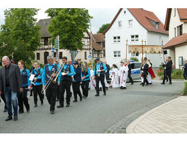 Bittprozession um den Kleinen Berg an Pfingstmontag (© Karl-Franz Thiede)